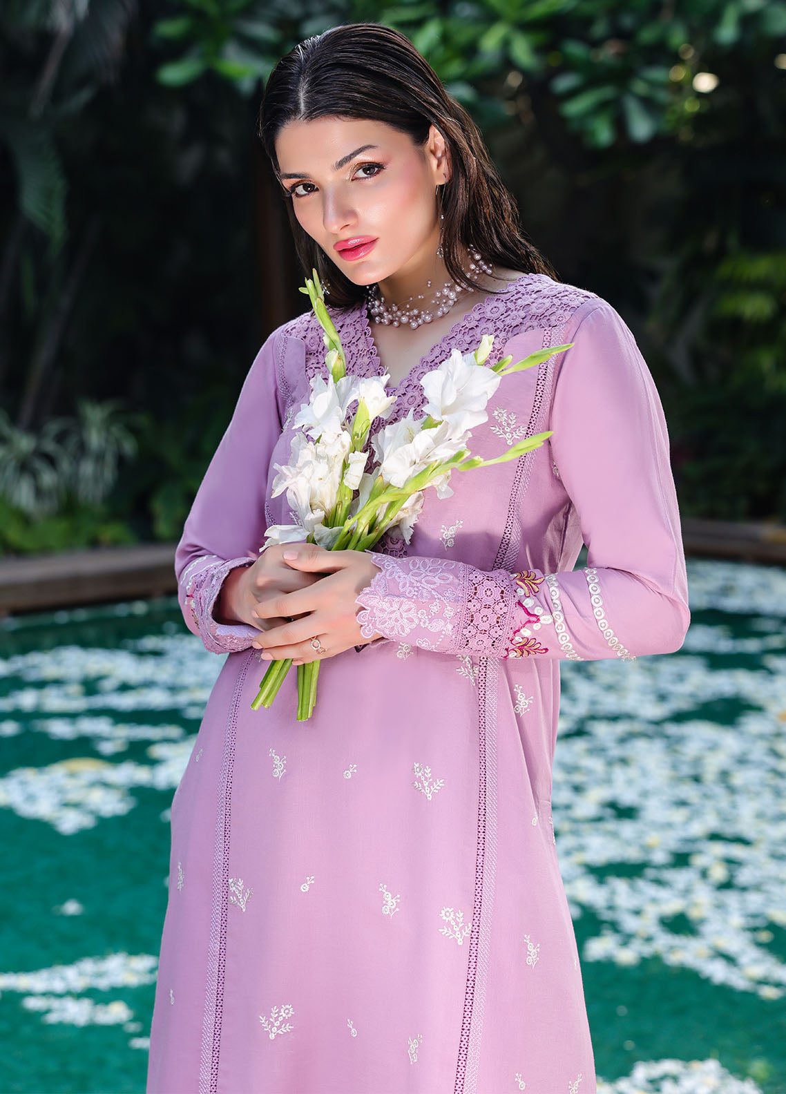 LOVéNT Embroidered Pret