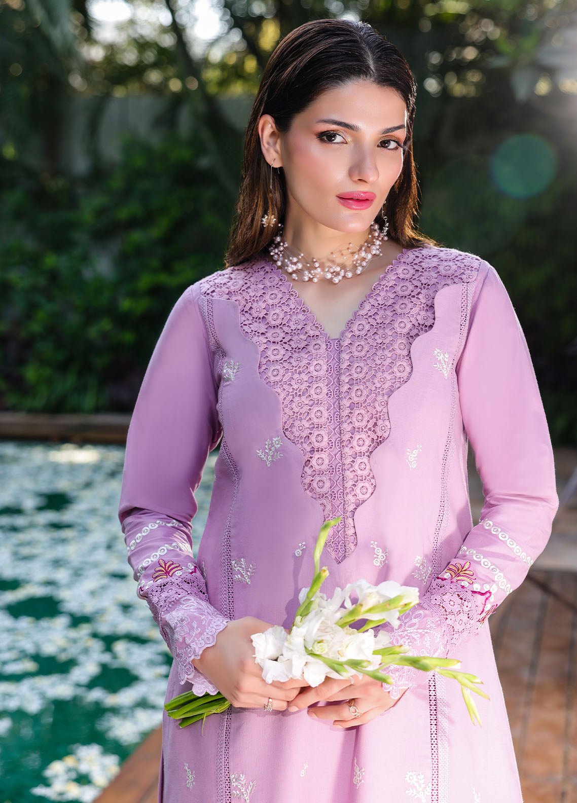 LOVéNT Embroidered Pret