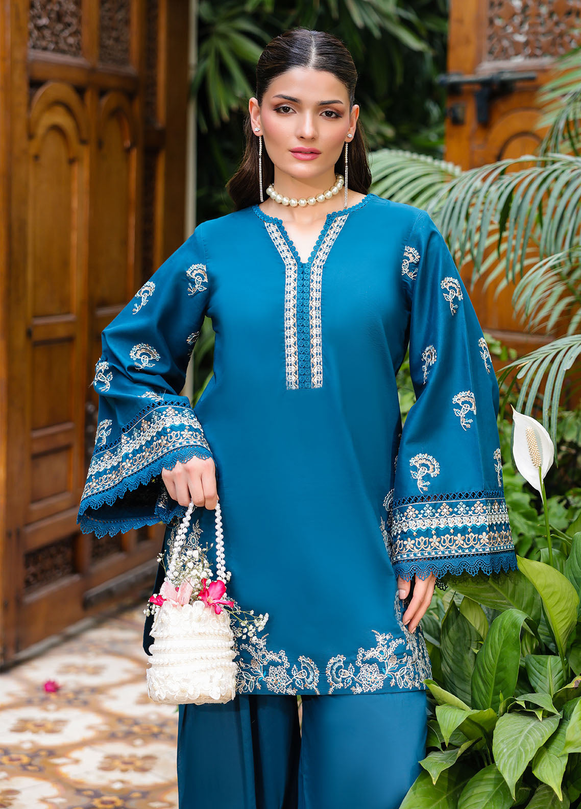 LOVéNT Embroidered Pret