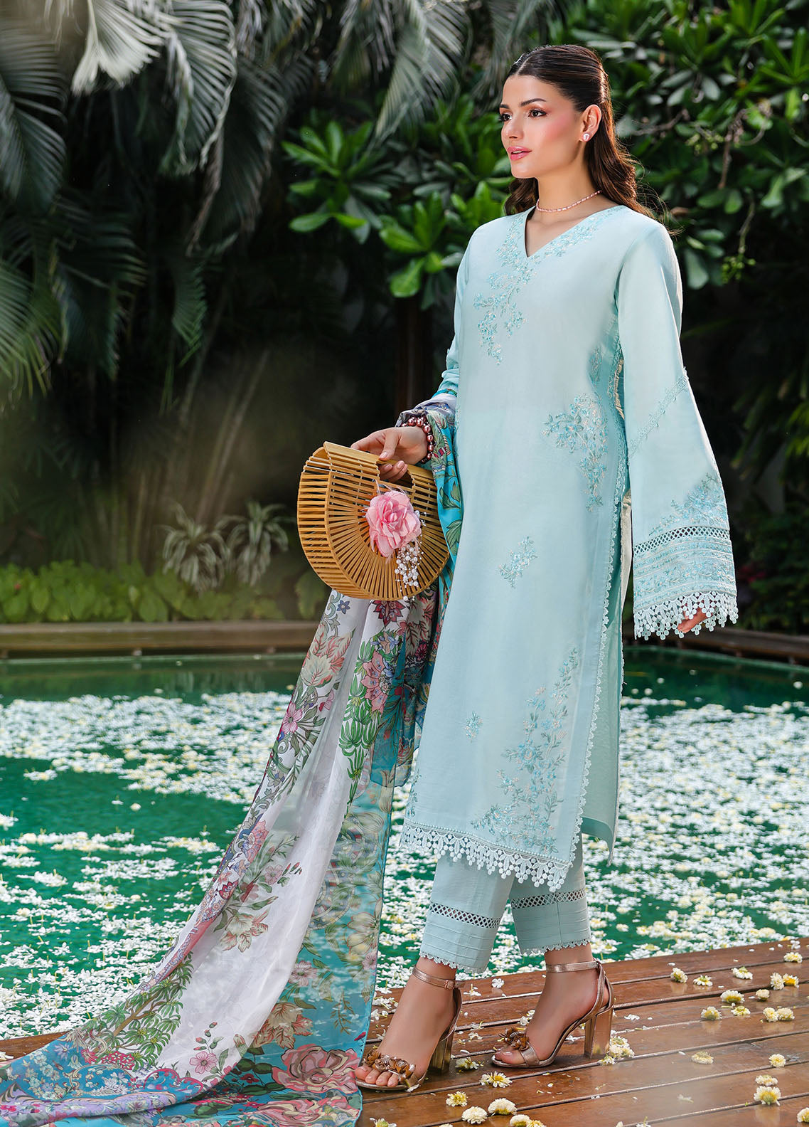 LOVéNT Embroidered Pret