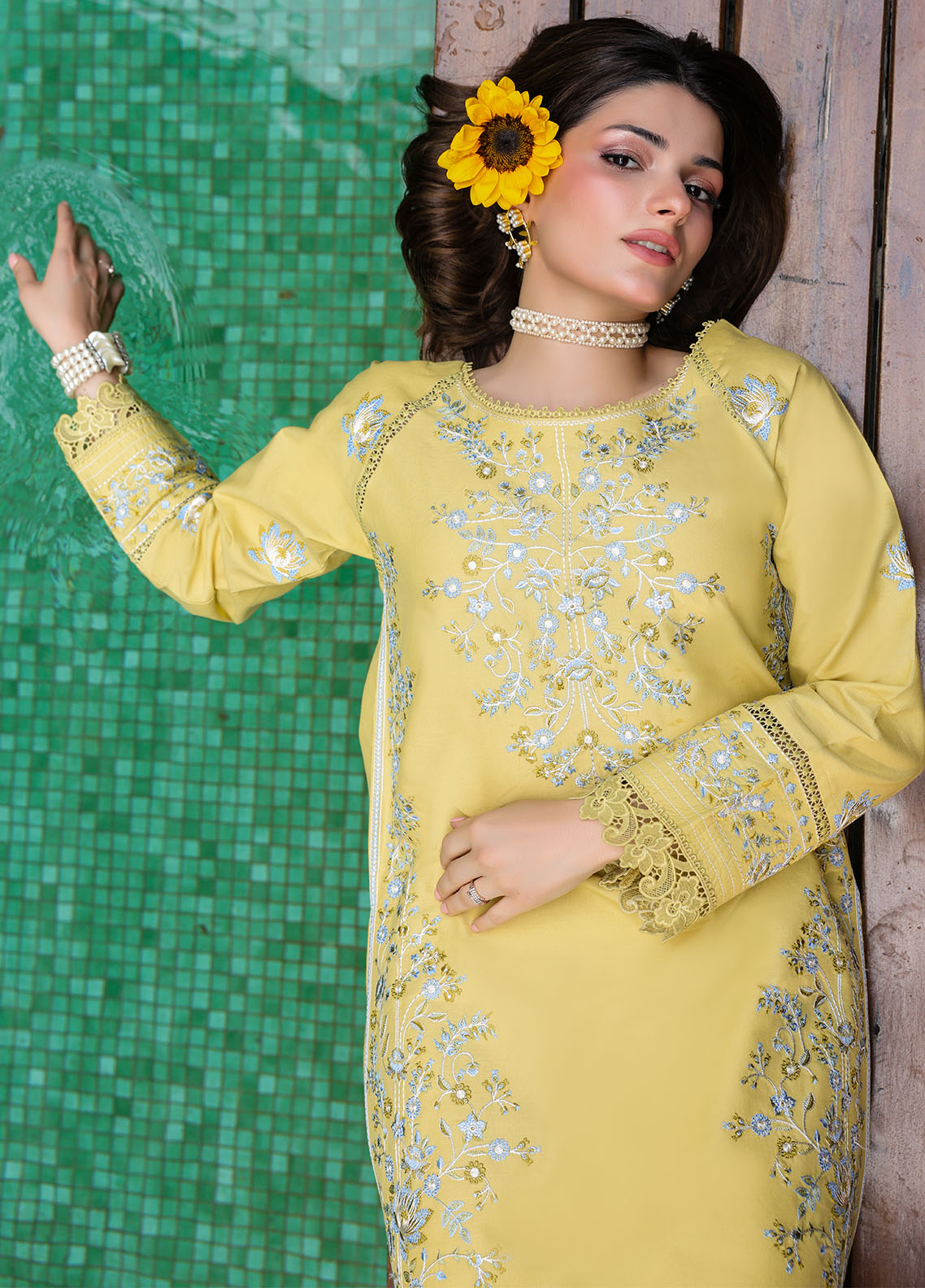 LOVéNT Embroidered Pret