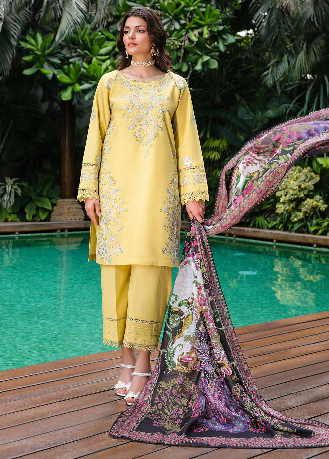 LOVéNT Embroidered Pret