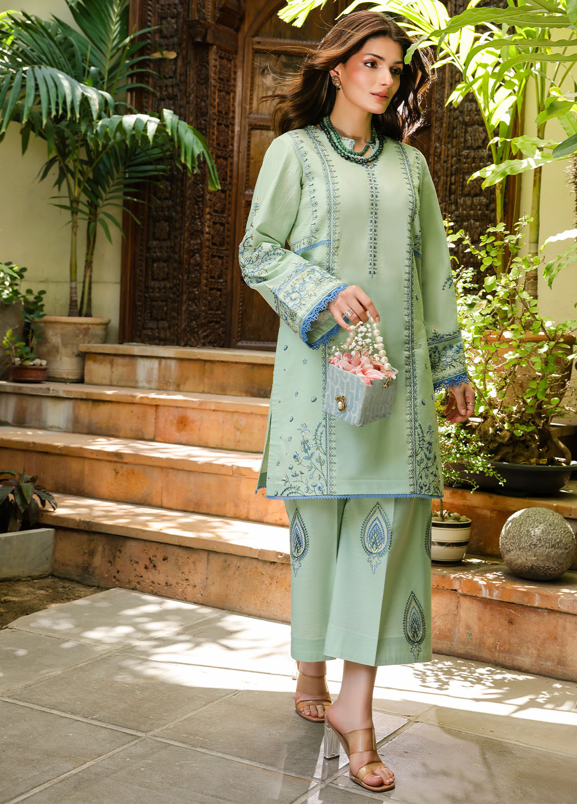 LOVéNT Embroidered Pret