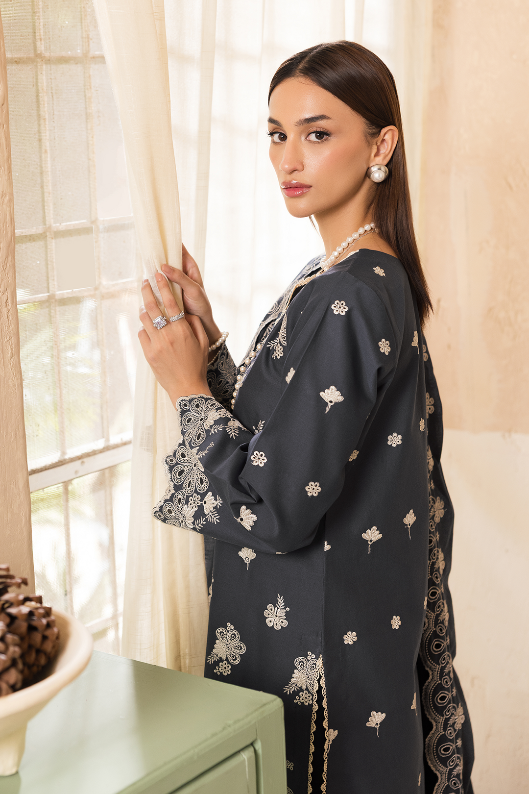 Nissa Chikankari Exclusive
