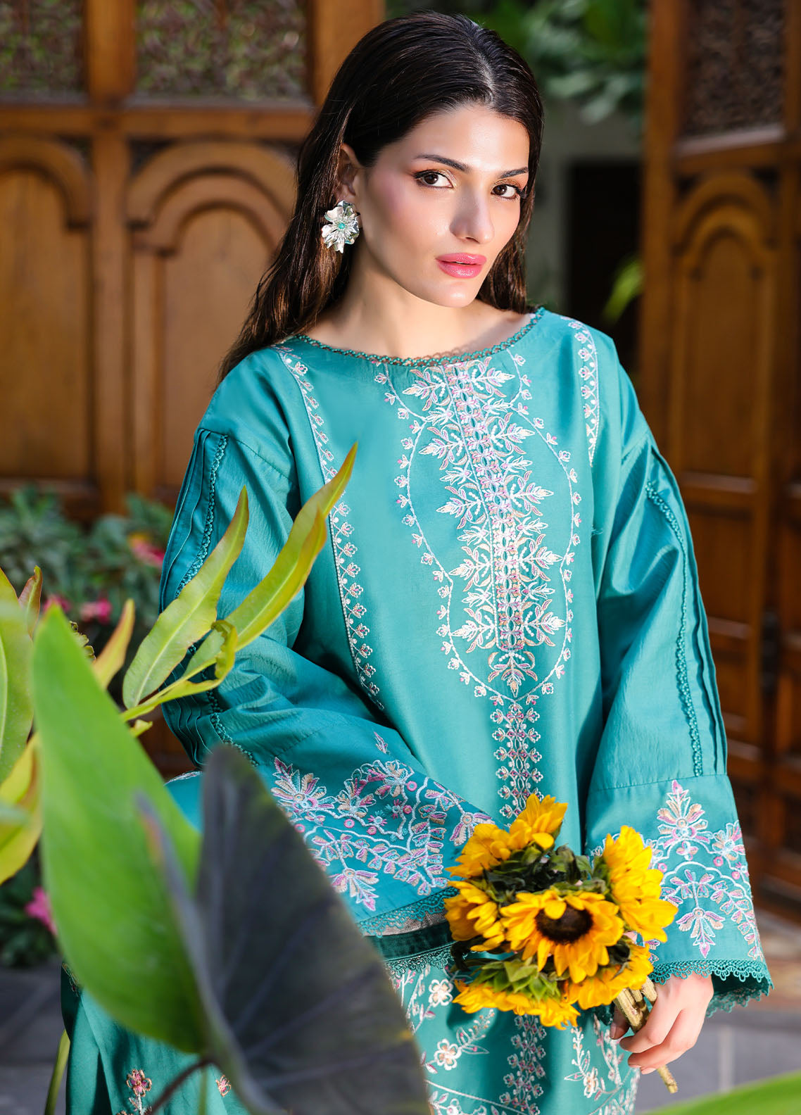 LOVéNT Embroidered Pret