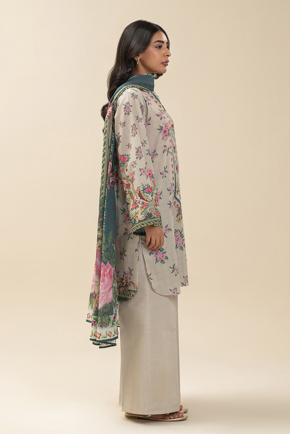 3 PIECE EMBROIDERED LAWN SUIT