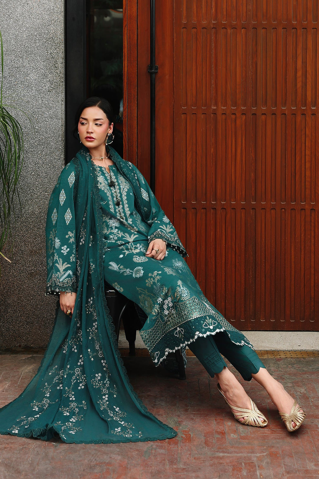 EMBROIDERED JACQUARD  SUIT 3 PC