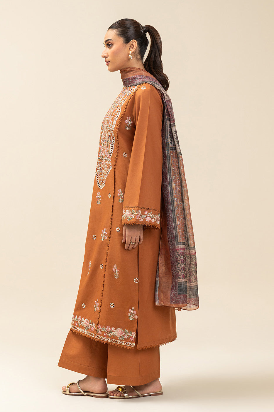 3 PIECE EMBROIDERED LAWN SUIT