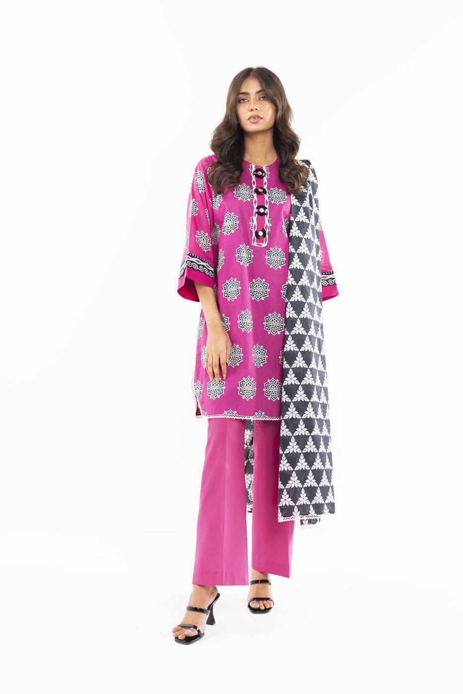 ALKARAM STUDIO PRINTED LAWN SUIT