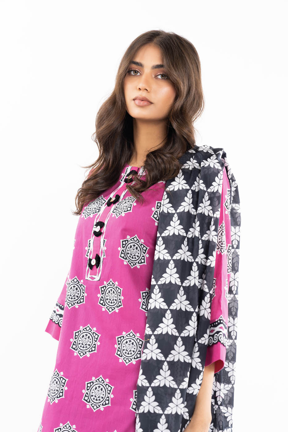 ALKARAM STUDIO PRINTED LAWN SUIT