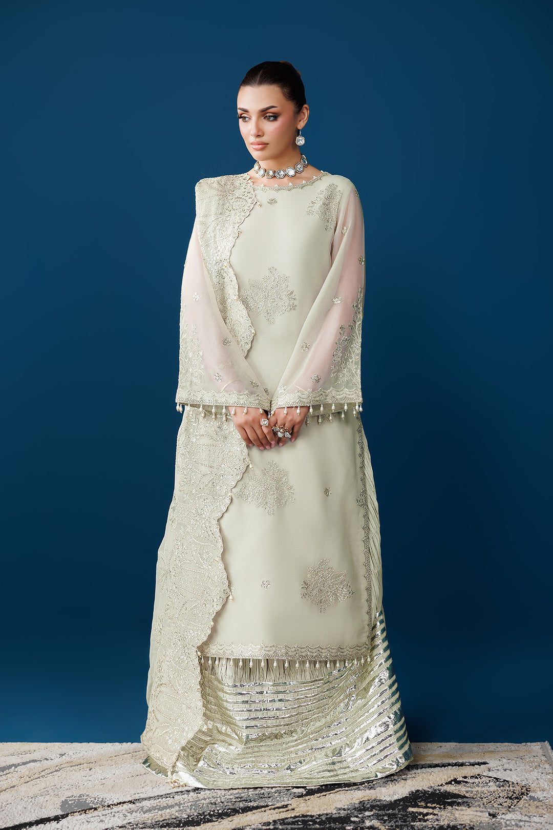 DUA Embroidered Chiﬀon Suit