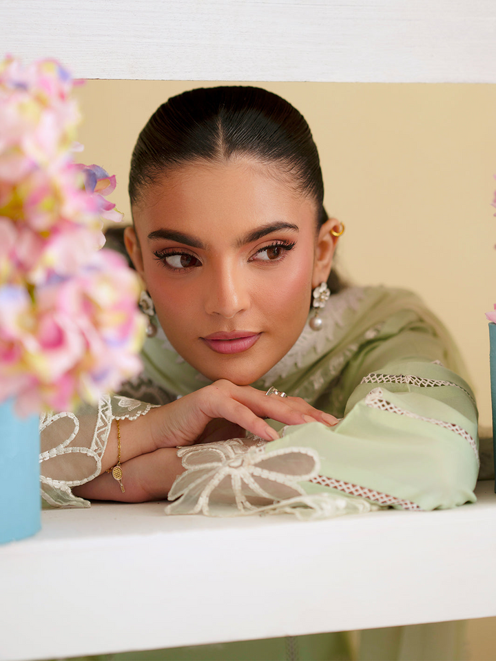 Ember 3 PC Lawn &