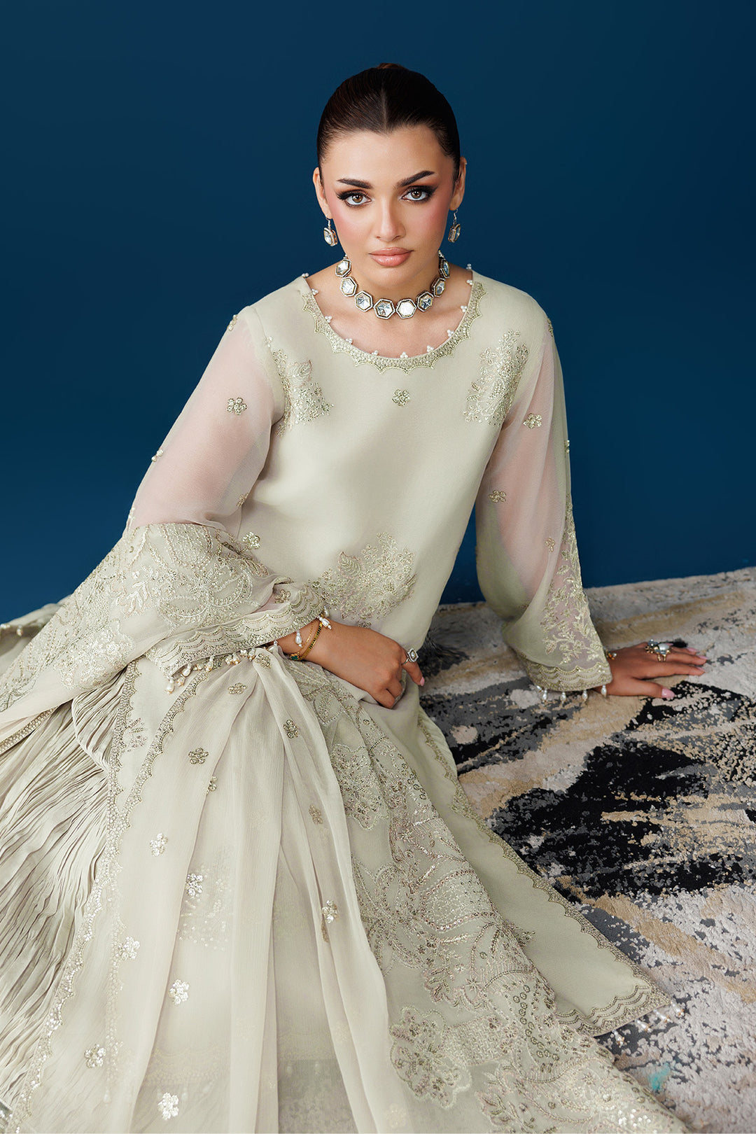 DUA Embroidered Chiﬀon Suit