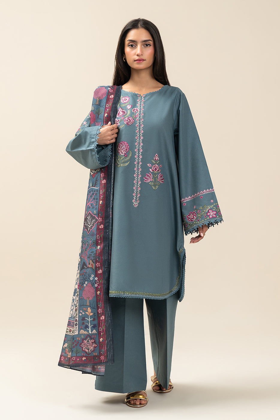 3 PIECE EMBROIDERED LAWN SUIT